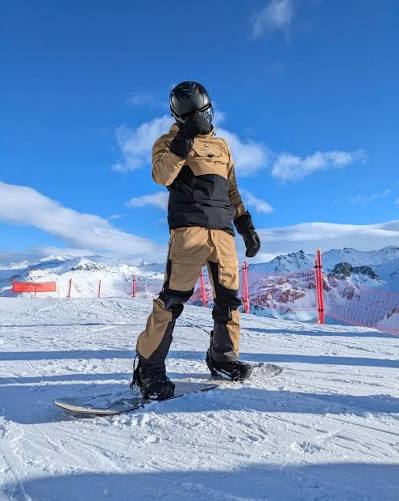Leo Mungia snowboarding in the mountains